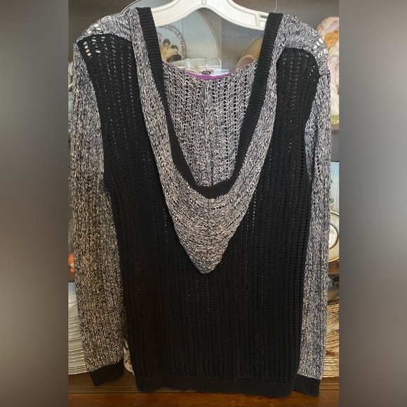 ROXY knitted pullover sweater with hood and front pocket. - Picture 6 of 8